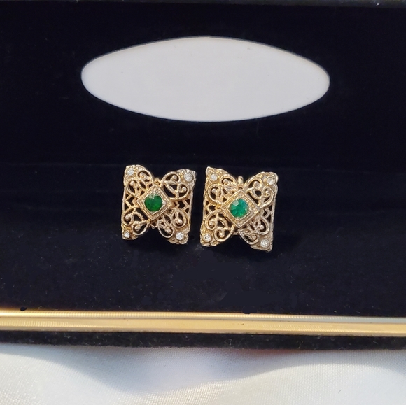 3/30❗️Georgeous Vintage Earrings ~ Gold Tone Green Earrings ~ Vintage Jewelry - Picture 7 of 7